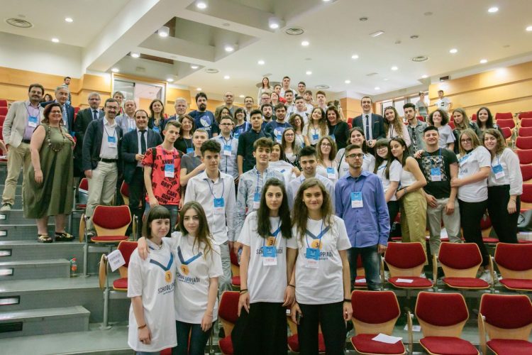 Foto di gruppo Schooluppiadi 2018 - i team, la giuria e lo staff di Schoolup