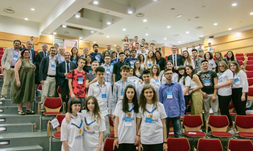 Foto di gruppo Schooluppiadi 2018 - i team, la giuria e lo staff di Schoolup